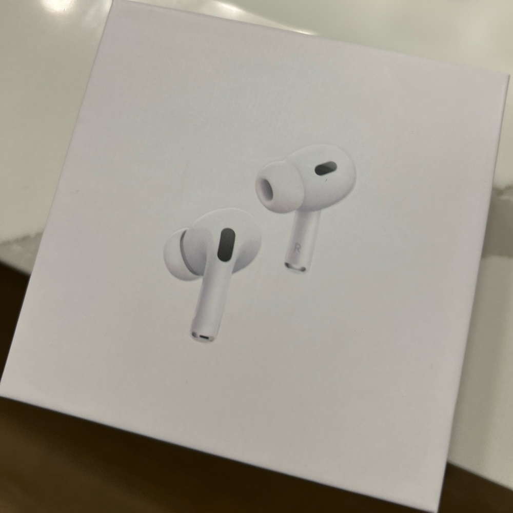 Apple AirPods with Wireless Charging Case - White